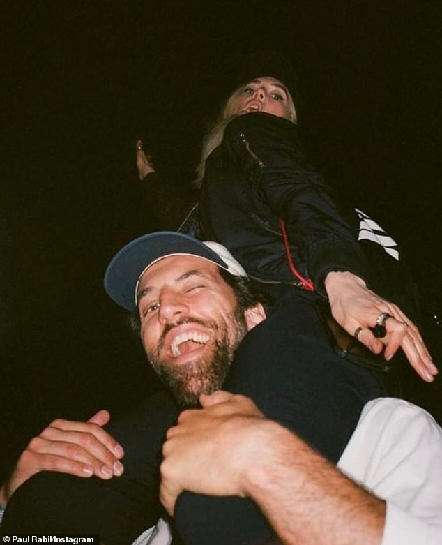 Vanessa je navodno postavljena da spusti prolaz sa svojim ljubavnim igračima Lacrosse (viđen zajedno) nakon što je postavio pitanje, navodi se na stranici Six