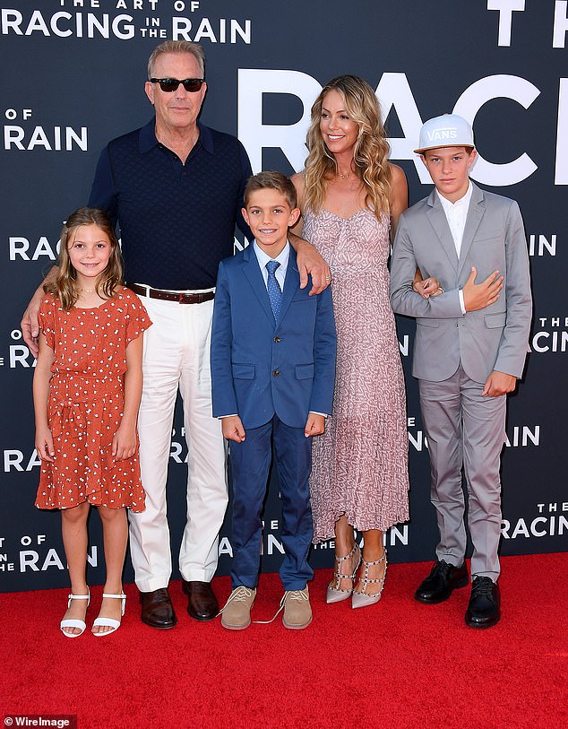 Costner i Baumgartner dijele sinove Cayden, 18, i Hayes, 16, i kći Grace, 15