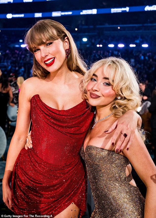 Cunningham je svoju ulogu usporedio s onom Sabrina Carpenter (R), koja se otvorila za Taylor Swift