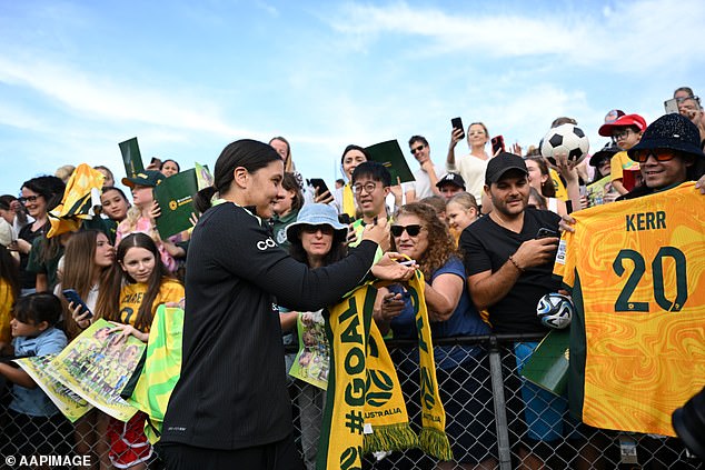 Matildasovi navijači prikazani su sa zvijezdom Chelsea tijekom posljednjeg treninga s timom u Sydneyu