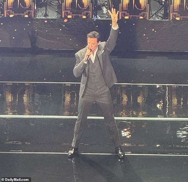 Jackmanov solo show proslava je Jackmanove karijere i njegove ljubavi prema gradu, s mješavinom njegovih najvećih hitova dok izvodi svoje ikonične glazbene brojeve iz različitih Broadway Showa