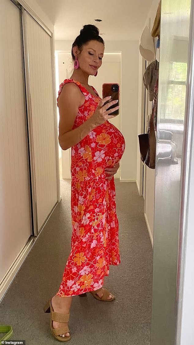 'Sve su to dim i ogledala. Ja sam samo razbijena vaza koju je netko završio s gaffa trakom 'našalila se. 'Ne stavljajte cvijeće i vodu u mene dok će se procuriti ravno natrag'