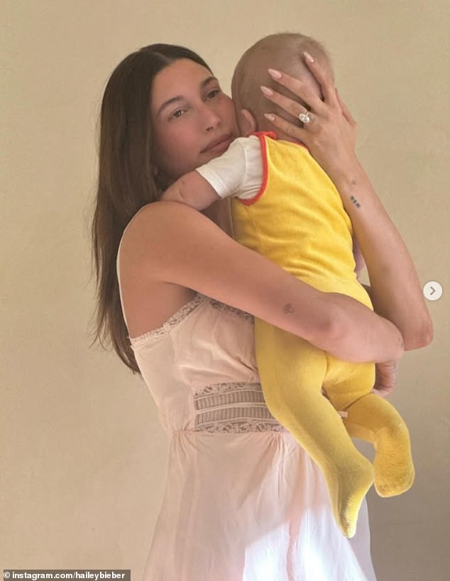 Hailey je viđena početkom ove godine kako drži svog sina Babyja Jacka, koji ga u kolovozu okreće