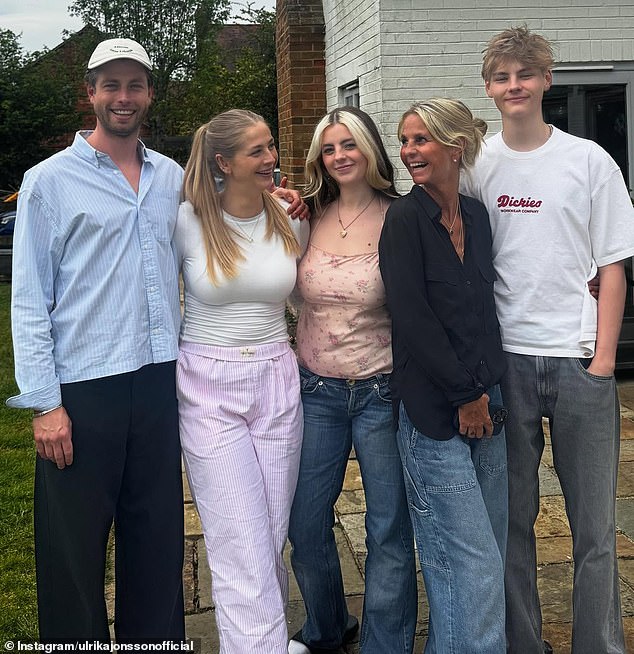 Počastila je svoje četvero djece Cameron, 30, BO, 25, Martha, 20 i Malcolm, 16, i ispričala se zbog zabrinutosti koju ih je izazvala tijekom godina