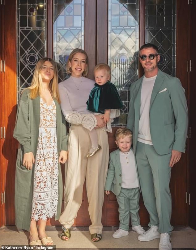 Katherine je već mama Fredu, tri kćeri Fenna, dva, s Bobbyjem, kao i 15-godišnju Violet iz prethodne veze