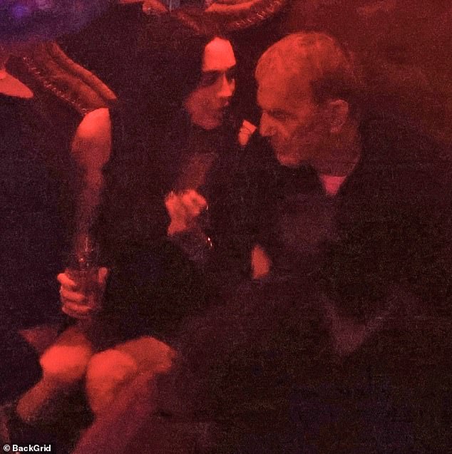 U svibnju je Costner fotografiran u noćnom klubu Raspoutine u zapadnom Hollywoodu razgovarajući s Mystery Woman, pa čak i kupujući joj piće. Promatrači su za Daily Mail rekli da je par dirljiv i