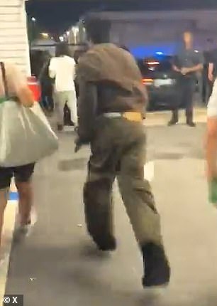 U jednoj se fazi ponovno pojavio s onim što je izgledalo kao vatrena ruka
