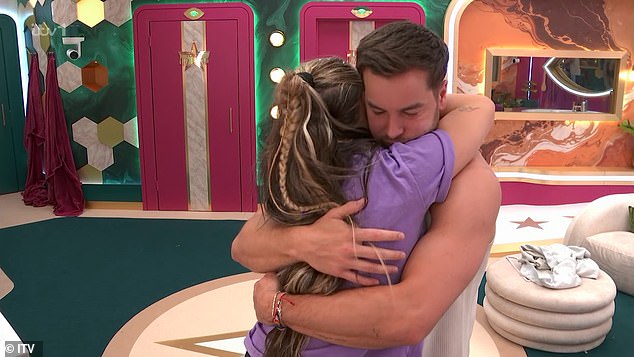 Chris i JoJo postavili su jezike kako maše svojom bliskom vezom u kući velikog brata, ali ranije su inzistirali da je njihova veza bila strogo platonski