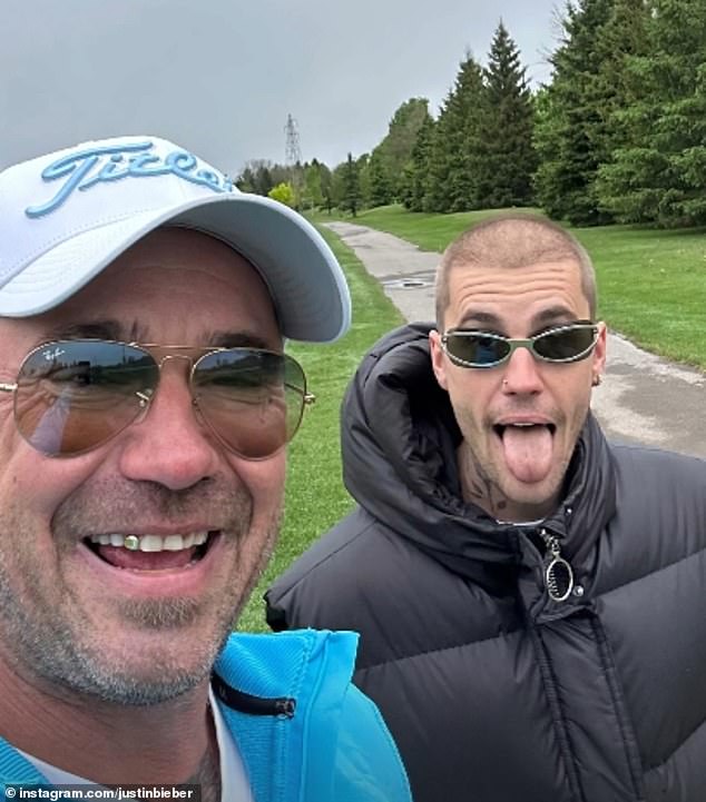 Pop superzvijezda Justin Bieber (31) započeo je rano na proslavama Dana oca, jer je prošlog mjeseca bio prikazan u rodnom kanadskom golfu sa svojim ocem Jeremyjem, 49 godina