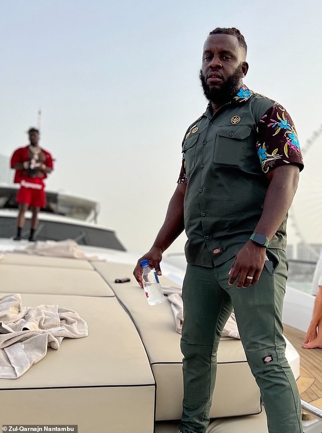Na slici navodno iz Dubaija 2022. godine, Zül-Qarna¿n Nantambu vidi se kako stoji na jahti. Kako je rekao Daily Mail, Antonio Brown prikazan je u crvenom u pozadini