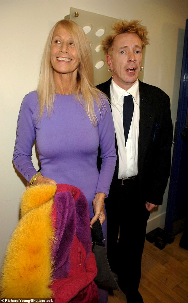 Intervju dolazi nakon što je John otvorio smrt svoje supruge Nore dvije godine nakon što je preminula nakon petogodišnje bitke s Alzheimerovim (na slici u travnju 2005.)