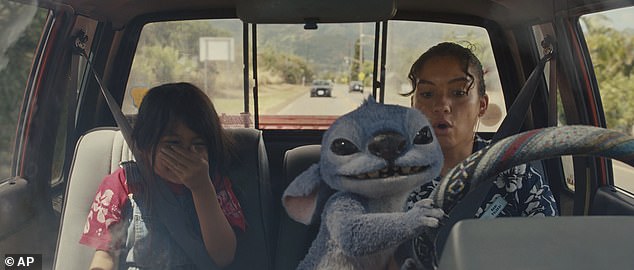 Prošlotjedni broj jedan, Lilo-Action-Action Lilo & Stitch, pao je na udaljeno drugo mjesto nakon tri tjedna na vrhu zaradivši 15 milijuna dolara