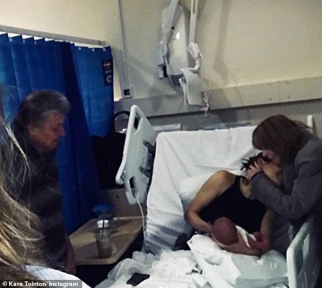 Tointonova majka, koja je preminula 2019. godine, na slici je podržavala svoju kćer ubrzo nakon što se rodio najmlađi sin glumice Frey