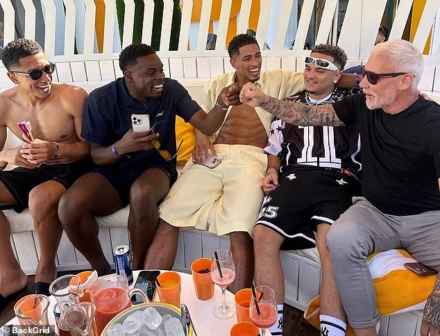 Bellingham (centar) i njegov brat Jobe (lijevo) viđeni su kako se zabavljaju na Ocean Beachu ovog tjedna