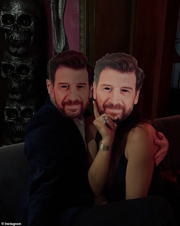 Prošlog mjeseca Katie je započela proslave vjenčanja sa svojom kokošima u luksuznom Boutique Hotel Karma Sanctum, a grupa je nosila maske za lice Nick Knowles Face
