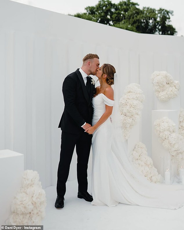 Dani i Jarrod vjenčali su se tijekom intimne ceremonije okružene njihovim najbližim prijateljima i obitelji u subotu