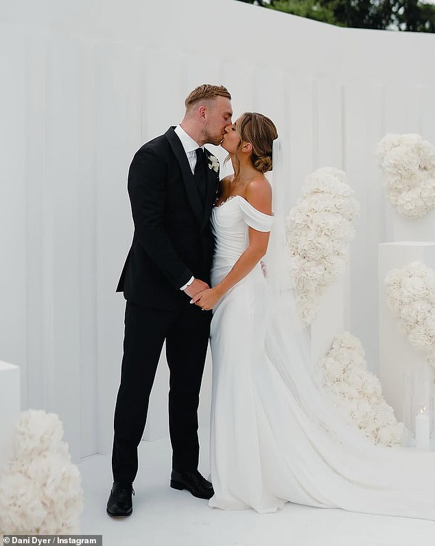 Dani i Jarrod vezani čvorom u raskošnoj 'ceremoniji vjenčanja s temom Bridgerton, sa zvijezdom zadivljujuća u elegantnoj dizajnerici za izvan ramena Suzanne Neville