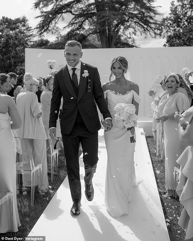 Nevjesta je zaprepaštena u elegantnom dizajneru od 10 000 funti za dizajnersku haljinu za ceremoniju na otvorenom