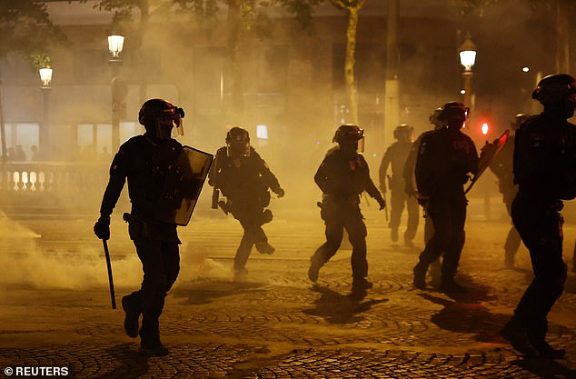 Francuska policija prošla je ulicama u punom opremi za nerede s palicama u pokušaju da kontrolira gužve