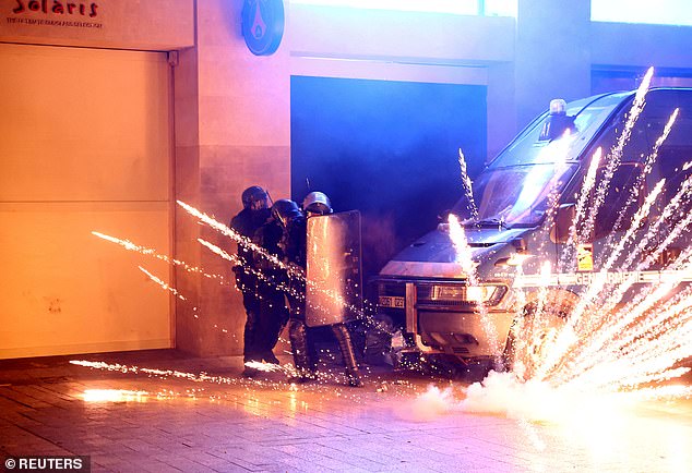 Automobili su zapaljeni oko Porte de Saint-Cloud ¿veliko prometno raskrižje, gdje je raketni vatromet ispaljen u policiji