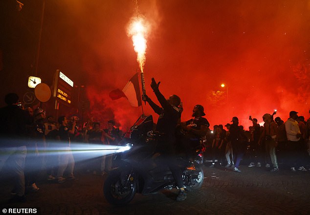 Mladi koji nose maske i kapulje
