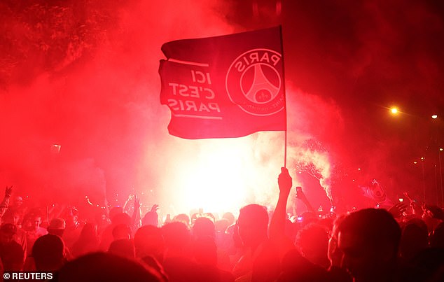 Čak su se prijavile borbe oko Eiffelovog tornja, koja je bila osvijetljena u PSG-ovoj crvenoj, bijeloj i plavoj boji nakon njihove pobjede 5-0