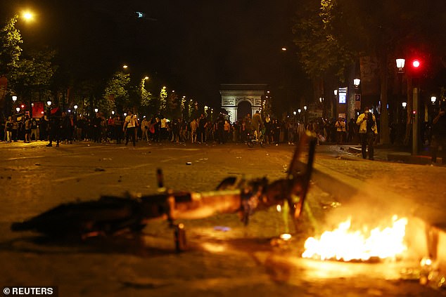 Bicikli su zapaljeni dok su gužve hodale avenijom Champs Elysees u blizini Arc de Trioomphe