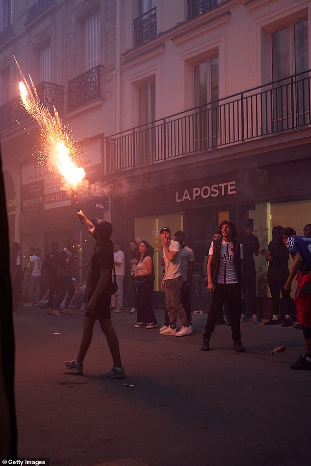 Unatoč čeličnom prstenu koji se formira u gradu kako bi zaštitio tvrtke, ugrađena je trgovina sportskim ormarićima na prvenstvu na Champs-Élysées, a roba, uključujući više trenera ukradenih