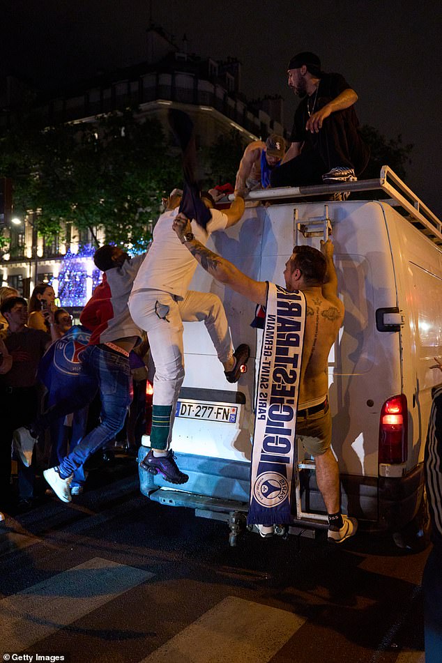 Neki su se obožavatelji popeli na automobile kako bi nastavili proslavu u noći, oštećujući i uništavajući imovinu u cijelom gradu