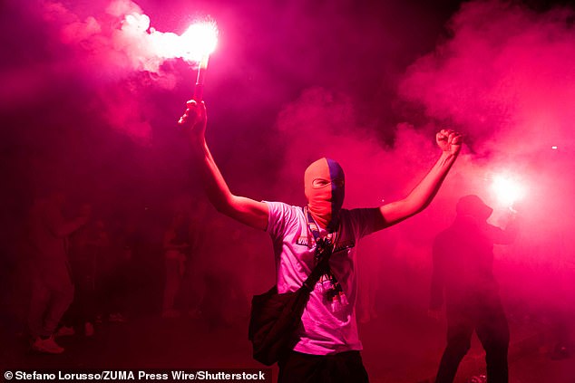 Maskirani huligani izgorjeli su i pjevali dok su prolazili ulicama ostavljajući trag uništenja u budnosti