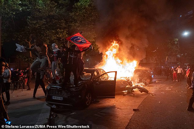 Izgorjeli automobili viđeni su po Parizu i izvan Parc des Princes Thugs plesali su po automobilima u Balaclavasu, mašući zastavama dok su slavili svoju nogometnu pobjedu