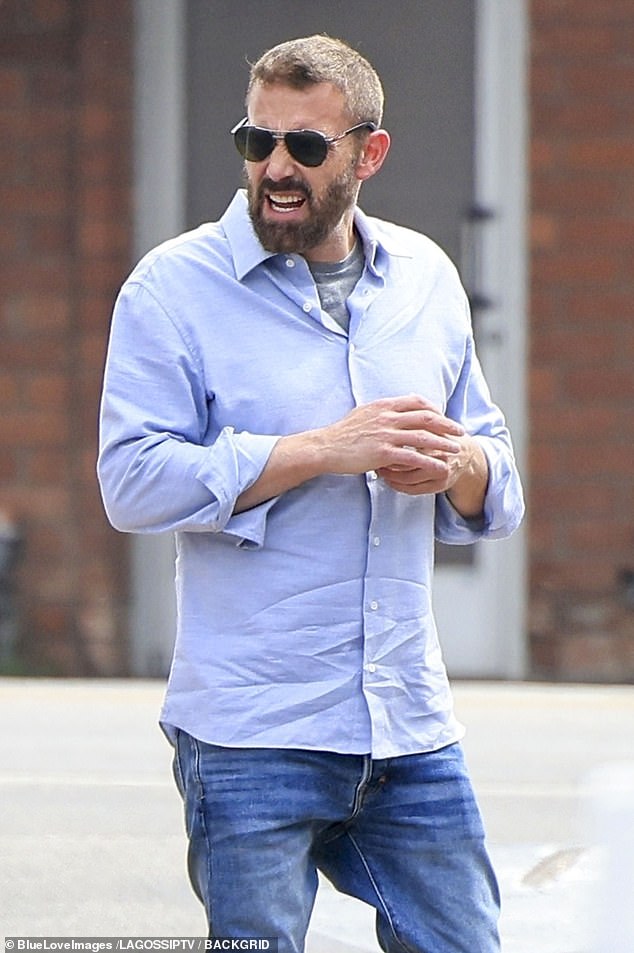 Affleck - koji je sjedio na vozačevom sjedalu s prozorom srušenim - izveo svijetloplavu košulju s rukavima valjanim u toplom vremenu