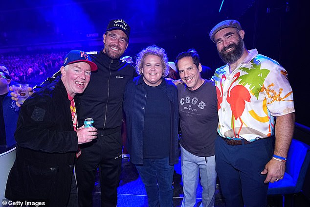Richard Christy, Fortune Feimster, Seth Herzog i braća Kelce također su pozirali za fotografiju