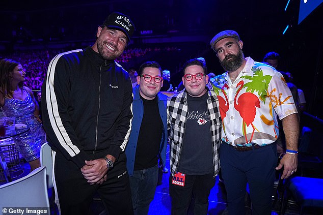 Jason Kelce je također bio na raspolaganju za događaj i dobio je fotografiju s Adeev i Ezra Potash