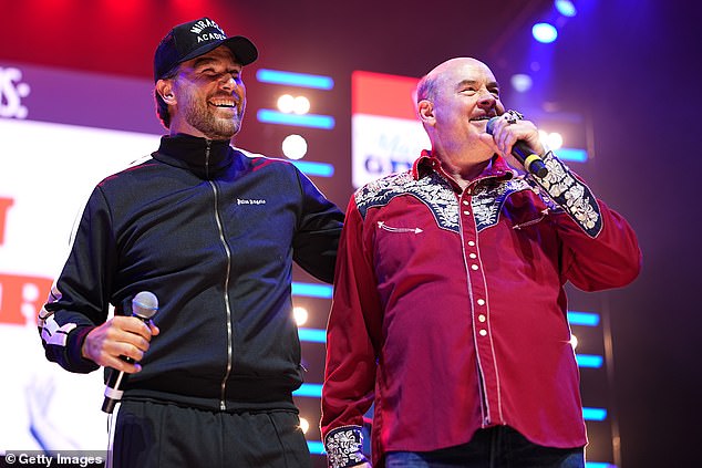 Kelce i glumac David Koechner bili su na pozornici u T-Mobile Areni kako bi završili vikend