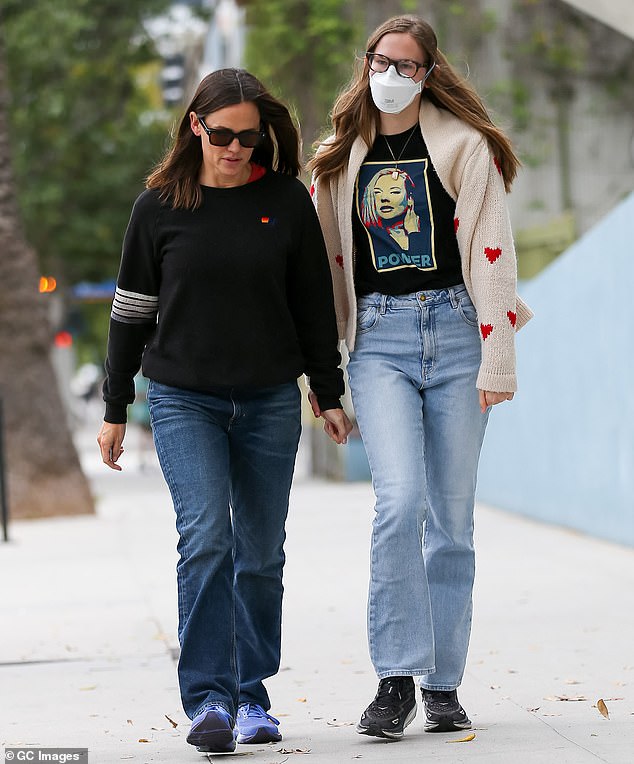 Ovog mjeseca Jenniferina kći Violet bila je u vijestima. 19-godišnjakinja zaglavila se u hotelskoj sobi svađajući se sa svojom majkom Garnerom tijekom kalifornijskih divljih požara. Studentica se otvorila o iskustvu svoje obitelji o katastrofi u eseju napisanom za studentske globalne zdravstvene preglede Sveučilišta Yale; Gledano 2024