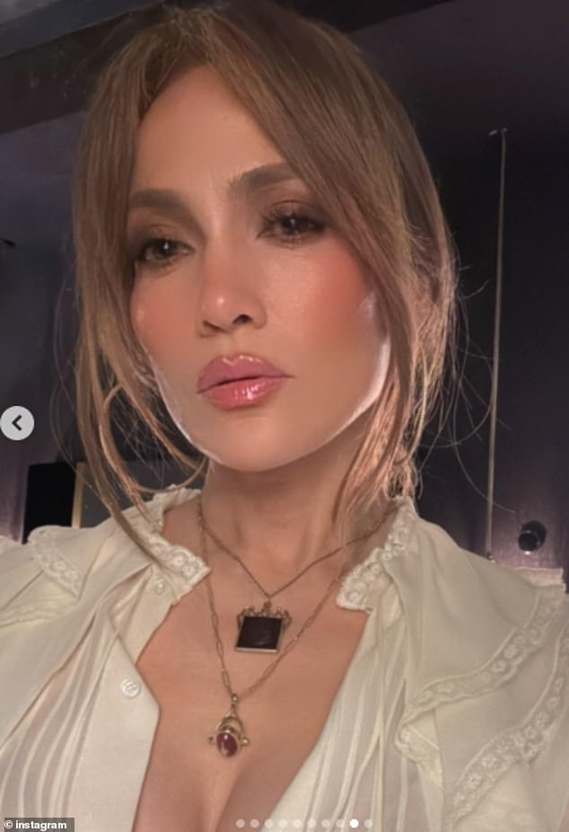 Jennifer je također uključila selfie da pokaže svoj sjajnu šminku koja se sastojala od sloja maskare na njezine trepavice, kao i brončanu sjenu oko očiju