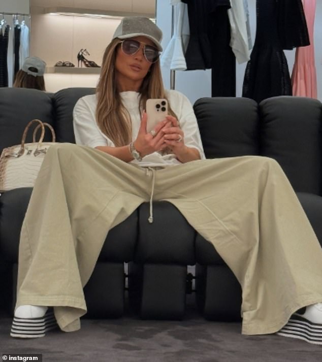 I kasnije tijekom vikenda, Lopez je podijelila may fotografije na svoju glavnu Instagram stranicu za svojih 248 milijuna sljedbenika