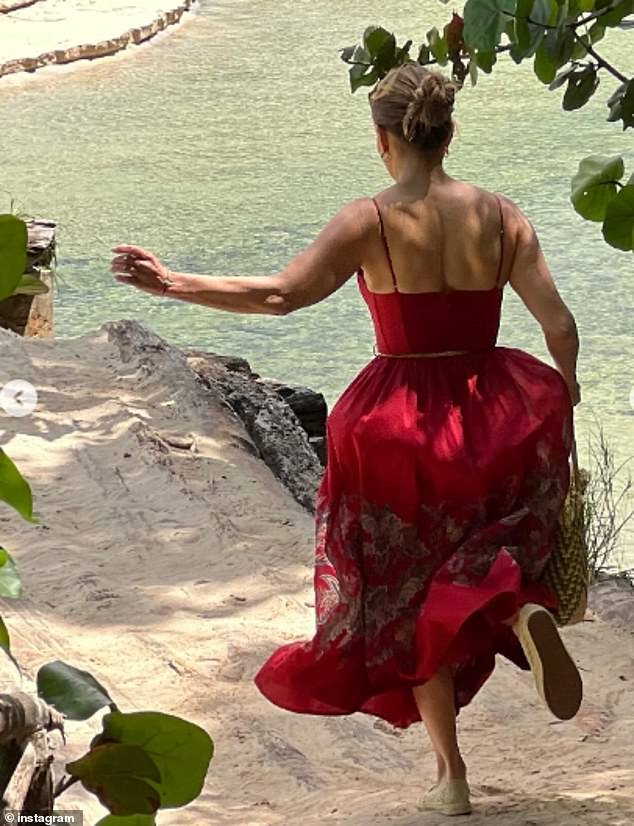 Pjevač je mogao vidjeti kako trči po pijesku u blizini plitke vode, dok je na drugoj slici navlačio crvenu sundresu