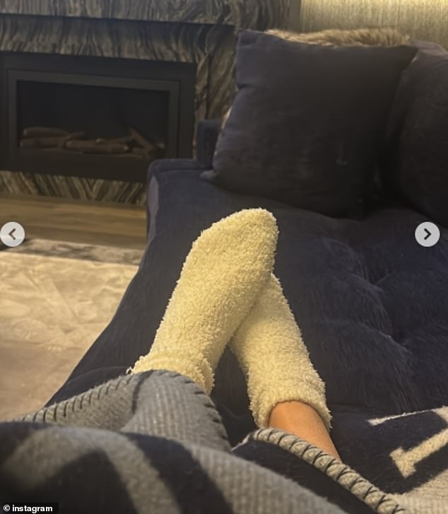 Zvijezda je također pogledala neke svoje stanke i fotografirala dok se odmarala na sofi i pokazala svoje udobne čarape