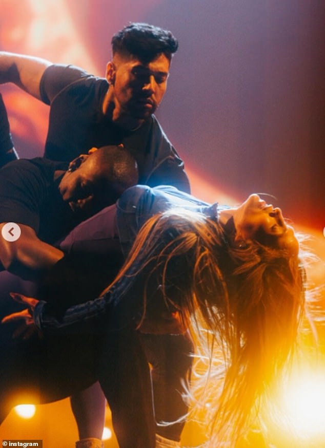 U drugoj BTS slici mogla je vidjeti kako je u početnom nastupu vježbala s nekoliko svojih rezervnih plesača