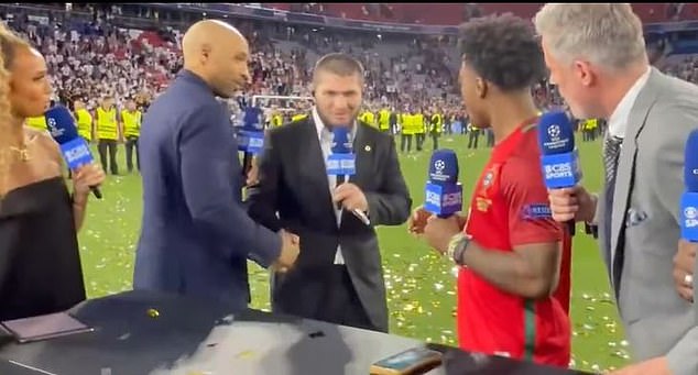 Nurmagomedov se rukovao s Thierryjem Henryjem dok je dočekao sportsku ploču CBS -a