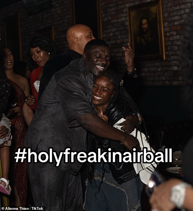 U trenutku s mikrofom, Aliannin posljednji tobogan je slatka slika njezinog zagrljaja svog poznatog oca