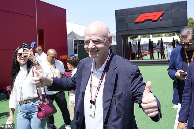 Šef FIFA -e Gianni Infantino nacerio se dok je dvostruko palčeve geste u veslanju