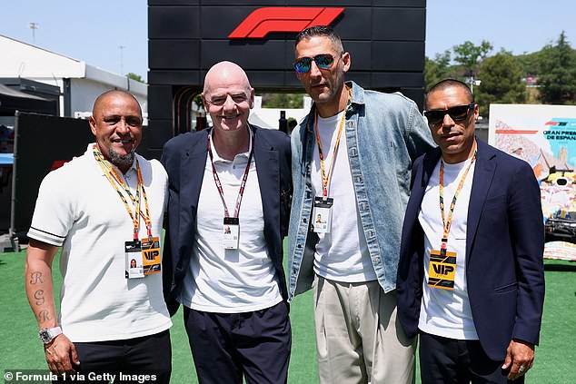 Infantino je također pozirao za fotografiju s mnoštvom ikonskih bivših igrača, uključujući Roberto Carlos (lijevo)