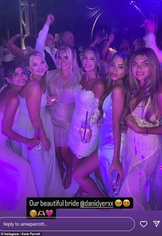 U gomilu pucanja zvijezda na Instagramu, gosti su plesali noć na braničari u Buckinghamshireu, a Dani se promijenio u mini haljinu od bijele čipke za prijem