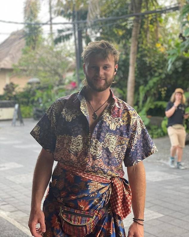 Stvarni TV natjecatelj vozio se u ponedjeljak na A34 u blizini Manchestera, kada je njegov automobil iznenada napustio cestu, valjajući prije nego što je na kraju sletio na bok