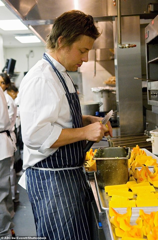 Kuhar rođen u Essexu, sada ime kućanstva zahvaljujući golom kuharu i Jamiejevoj kuhinji, rekao je da ga je kuhinja 'spasila' i dala mu svrhu kad ga je učionica iznevjerila (na slici 2010.)