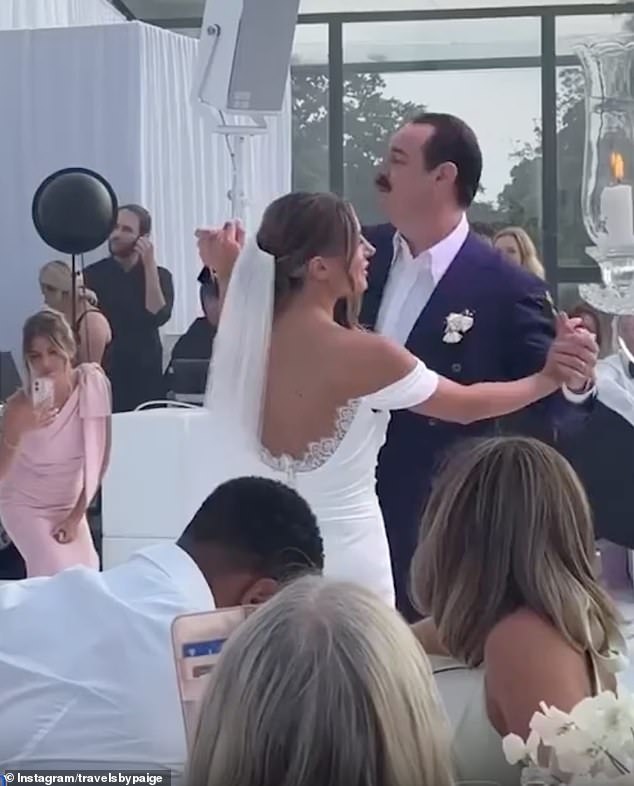 Ljubavna otočna zvijezda Dani podijelila je svoj prvi ples sa svojim glumcem ocem Dannyjem, a video je prikazao kako ih par razveselila obitelj i prijatelji