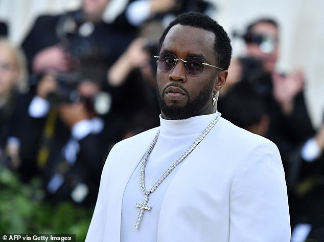50 Cent je rekao da će podsjetiti Trumpa na Diddyjeve prošle snube, ako se ime ugrađenog glazbenog mogula naiđe na Trumpov stol u Ovalnom uredu na potencijalnu pomilovanje. Na slici 2018. godine
